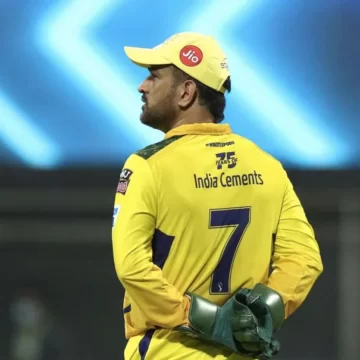MS Dhoni Leaves Captaincy for Chennai Super Kings